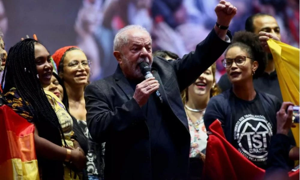 Βραζιλία: Ο Λούλα προηγείται με διψήφια διαφορά στις δημοσκοπήσεις του Μπολσονάρο